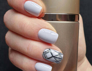 Witte manicure met fijn grafisch nail art-patroon